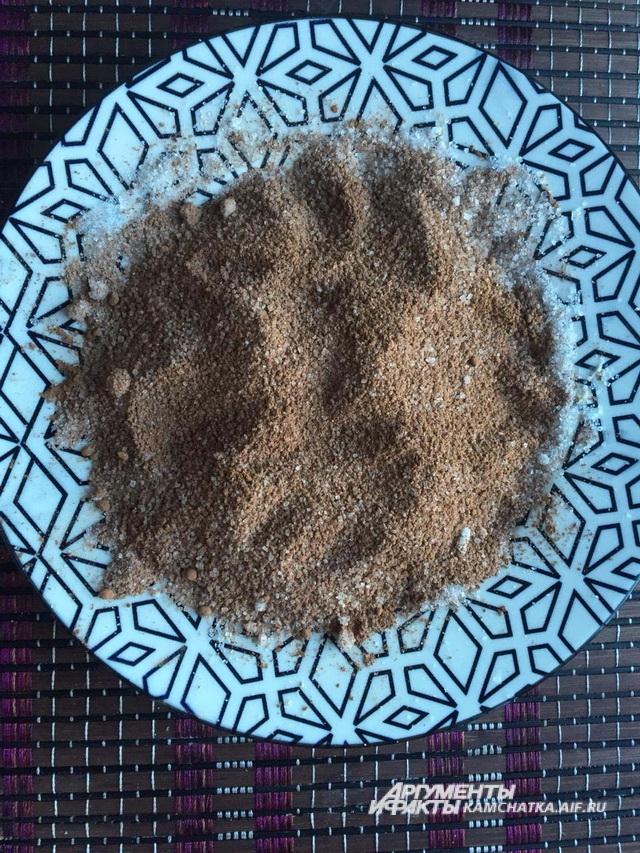 Сахарный песок перемешать с какао.