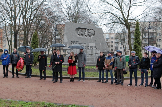 Торжественное возложение венков у памятника подвигу Морзаводцев