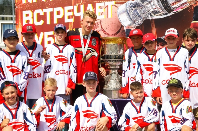 В июле 2021 года Арсений Грицюк привёз Кубок Гагарина в Красноярск и родной Железногорск, где встретился с юными хоккеистами.