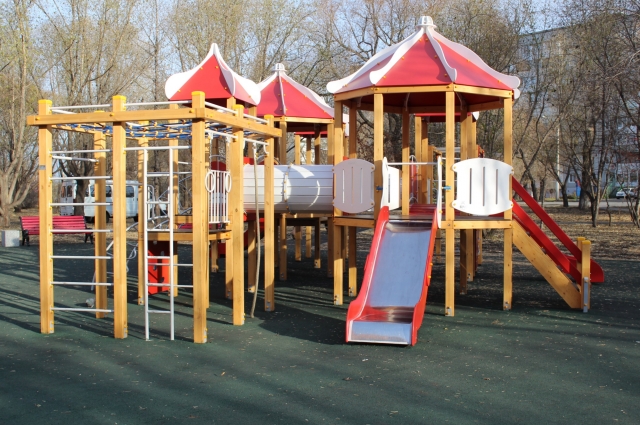 В сквере «Рубиновая мечта» установили современный детский игровой комплекс.