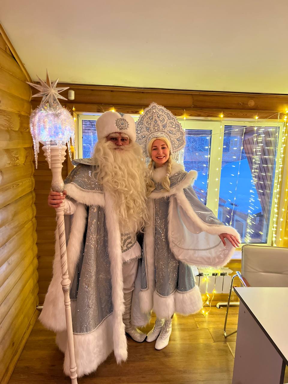 Дед Мороз и Снегурочка встречают гостей.
