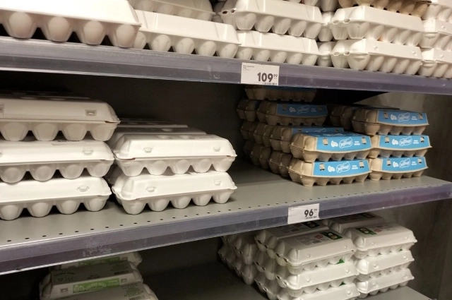 В магазине можно купить куриные яйца по разной цене.