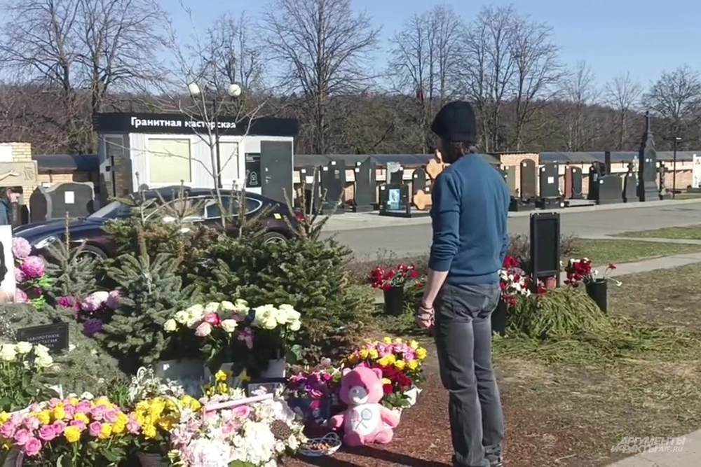 Петр Чернышов на могиле супруги.
