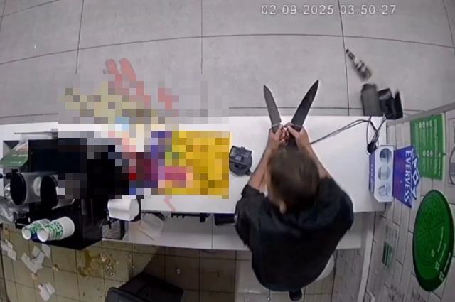 Кадры соцсетей, на которых видно, как убийца схватил ножи.