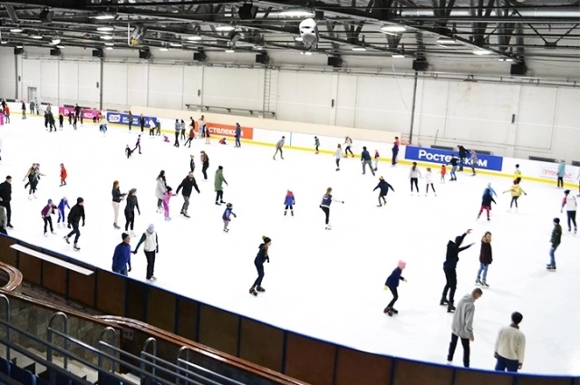 На катке также проходят массовые катания.