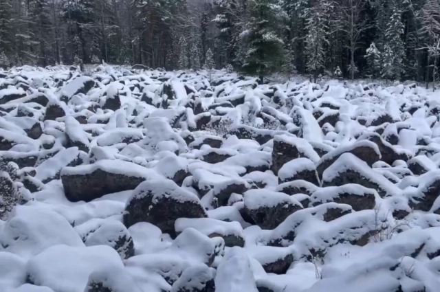 Искать следы среди запорошенных снегом камней не только сложно, но и опасно для здоровья.