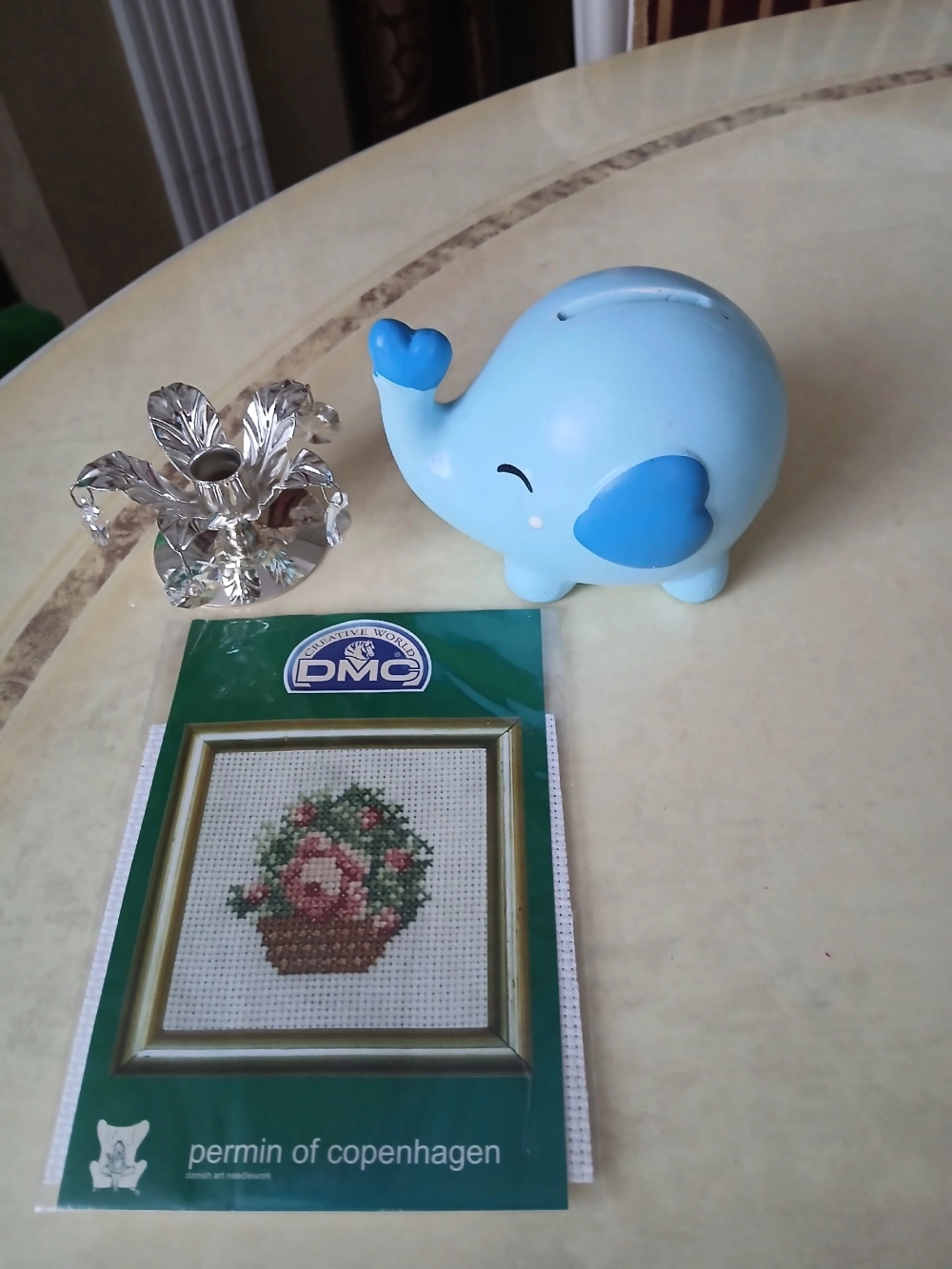 Вот такие незамысловатые товары поступают в благотворительный магазин.