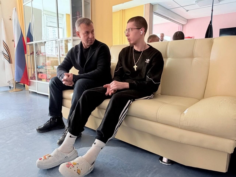 Сергей Павленко (слева) беседует с участником спецоперации.