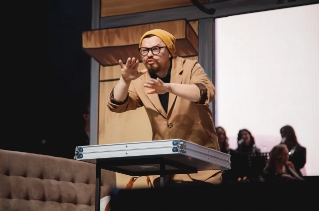 Александр учит языку жестов взрослых и детей.