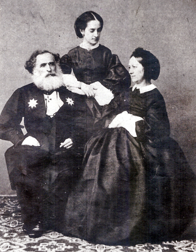 Александр Казем-Бек женой и дочерью. 