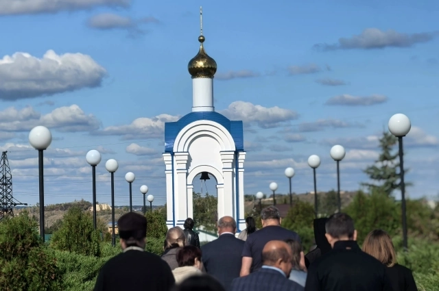 В Елецком округе есть своя традиция – каждый, кто приходит на мемориал, звонит в колокол в дань памяти тех, то защищал нашу землю.