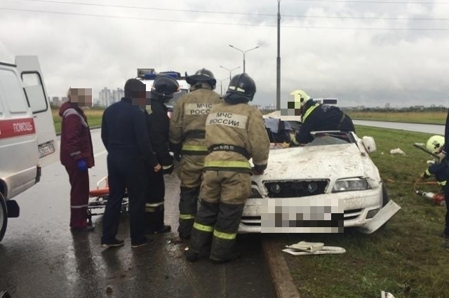 Спасатели достали пострадавшего водителя из покорёженного автомобиля.