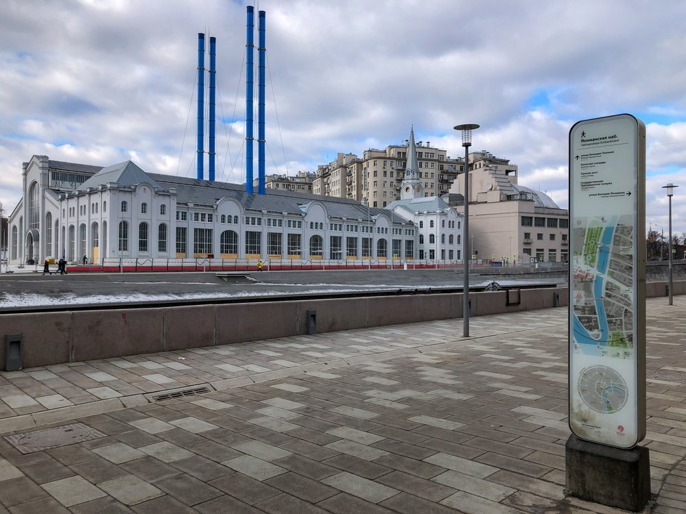 Подготовка к открытию отреставрированного исторического здания бывшей ГЭС-2 в центре Москвы.