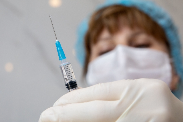 Вакцинация от клещевого энцефалита проводится в два этапа.