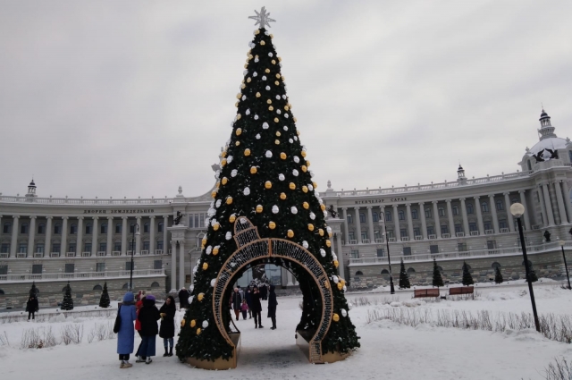 Новогодняя красавица со сквозным проходом в виде ёлочной игрушки появилась в Казани впервые. 