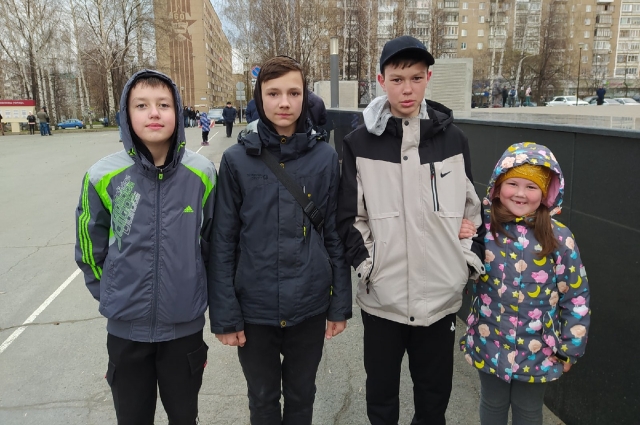 Ученики школы №60: Ростислав Штин, Егор Естафьев, Егор Стрельников с сестрой.  
