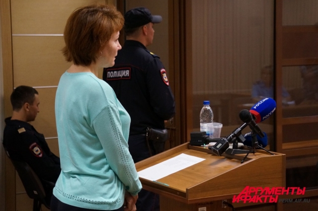 Мама Екатерины Шакировой начала рыдать во время заседания, когда выступала сама и слушала истории других родителей.