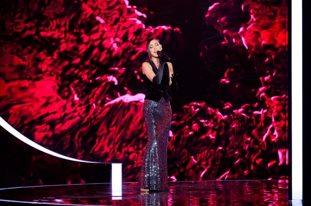 Певица вновь выступает на сцене, улыбается и выглядит по-настоящему счастливой.