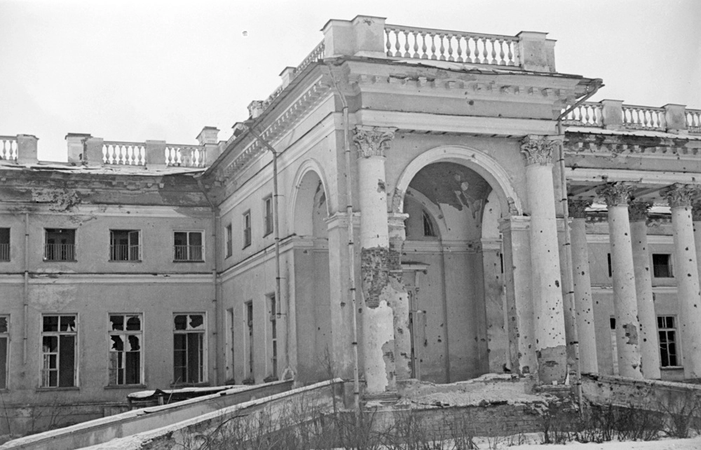 Вид Александровского дворца (Царское Село)(залинковать https://nasledie.aif.ru/ALEXANDER_PALACE/History/ ), разграбленного немцами. Фото из проекта «Наше наследие. Сохраненное и возрожденное» https://nasledie.aif.ru/