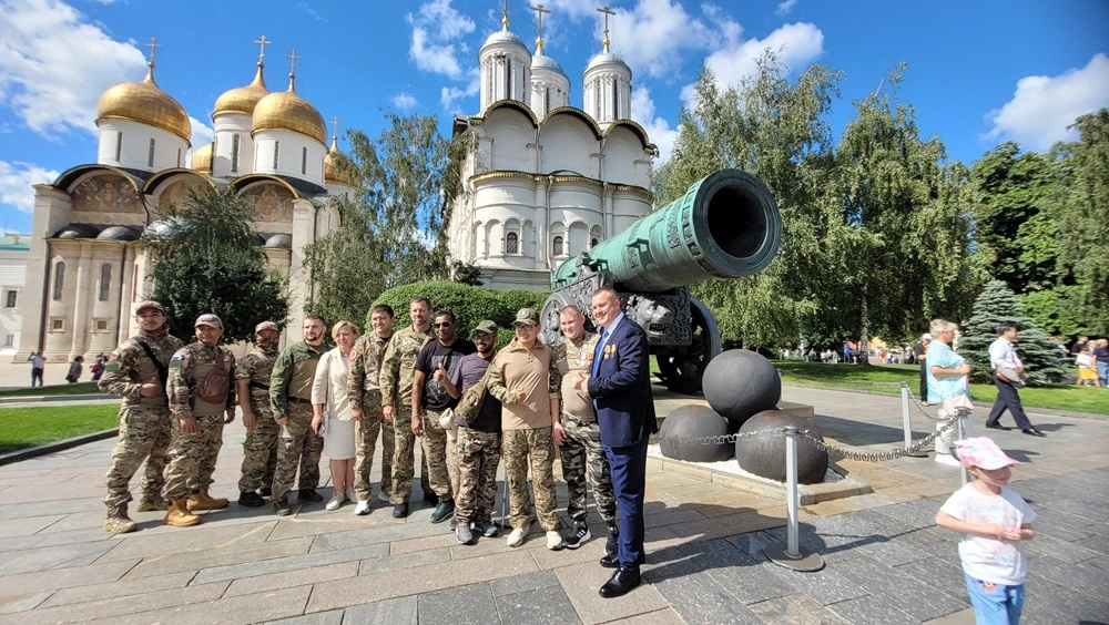 Почему эта пушка никогда не стреляла, рассказали ребятам организаторы экскурсии.