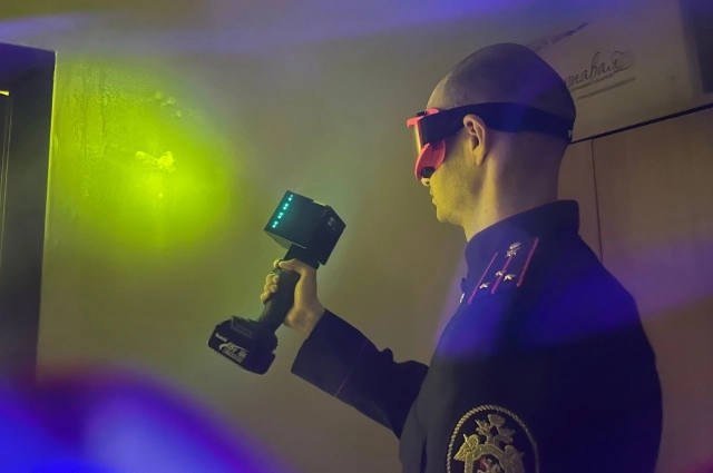 Как в фильмах не бывает: без специальных очков под УФ-светом пятен и оптечатков не найти.