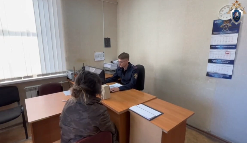 Подозреваемую доставили в следственные органы.