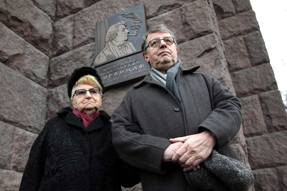Вдова Ширвиндта – Наталья Белоусова и его сын, телеведущий Михаил Ширвиндт на торжественной церемонии открытия мемориальной доски на фасаде дома на Котельнической набережной.