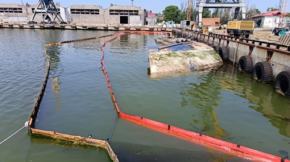 Два ряда боновых ограждений вокруг места загрязнения.