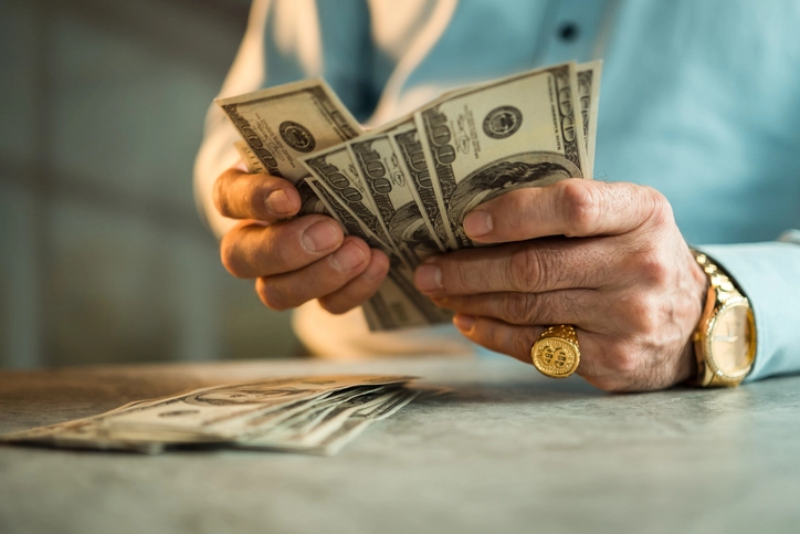 Мошенники действовали по двум основным сценариям.