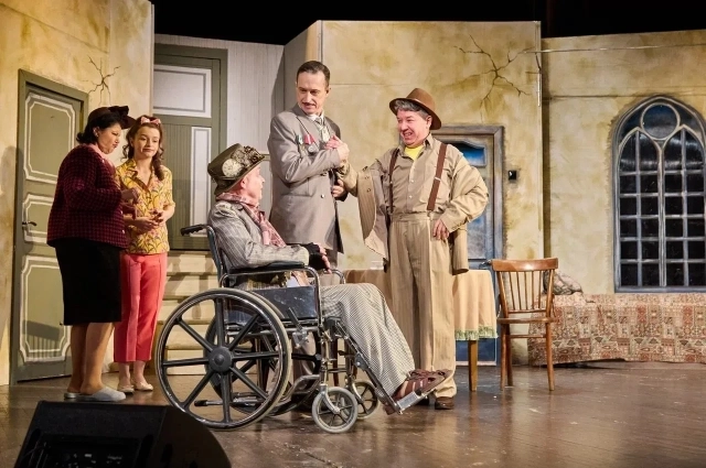 Колоритная тусовка собирается в доме.