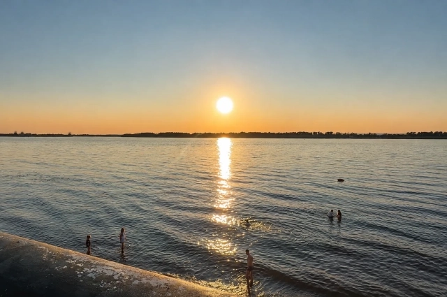 Встретить неповторимый закат в прохладной воде - очень романтично.