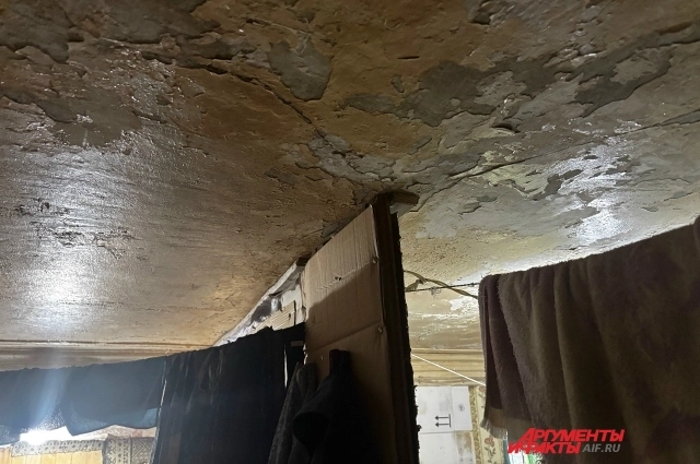 Бабушка боится оказаться погребённой под завалами рухнувшего дома.