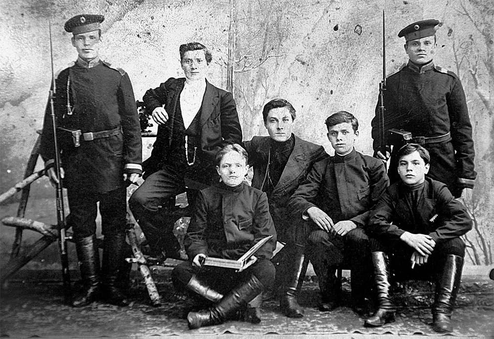 Александр Фролов (крайний слева) с друзьями. 1905 г.