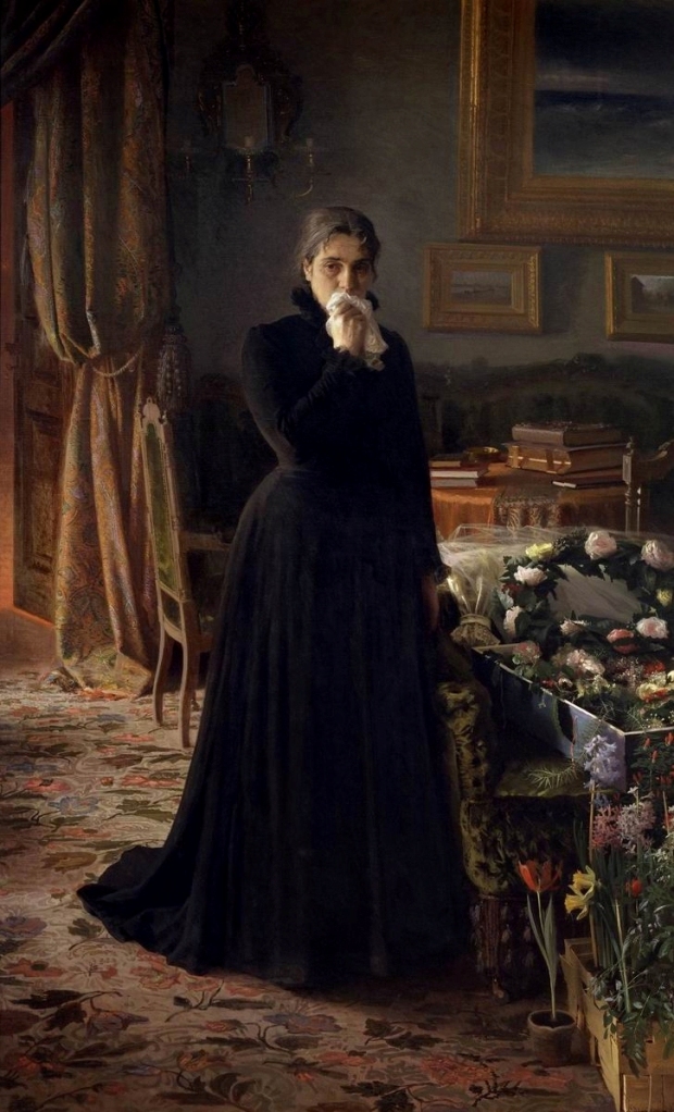 В лице женщины, прижавшей платок к губам, угадываются черты Софьи Николаевны, жены художника. 