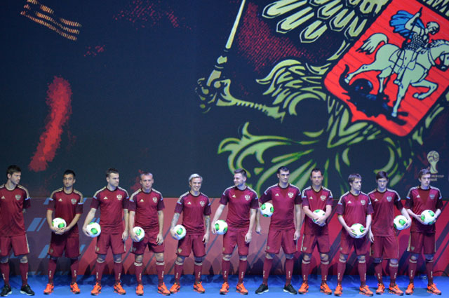 Игроки сборной России на презентации новой формы, в которой россияне будут выступать на чемпионате мира 2014 года в Бразилии