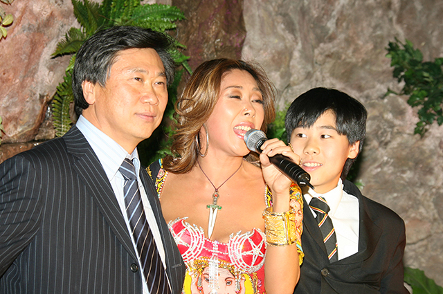 Анита Цой с супругом и сыном.