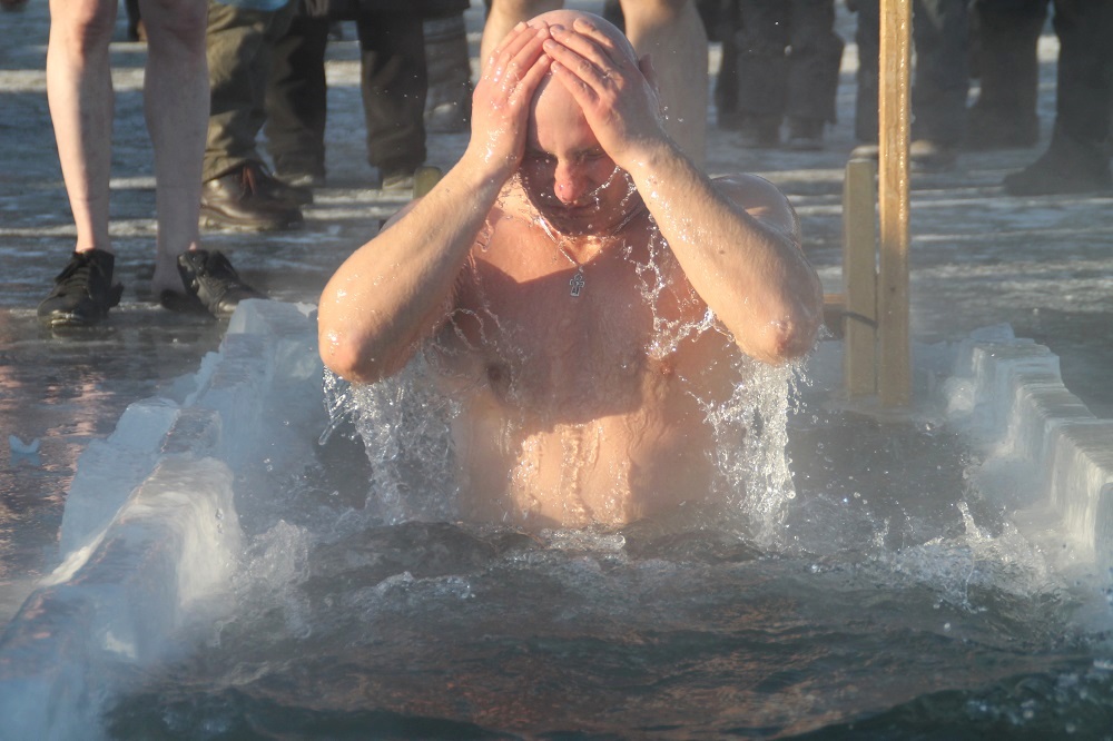Крещение в Иркутске собирает много людей, несмотря на мороз. 