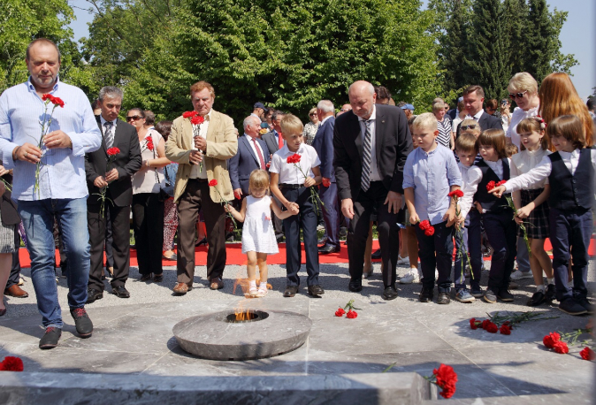 В Любляне зажжен «Вечный огонь» у памятника Сынам России и Советского Союза, погибшим на словенской земле в годы Первой и Второй мировых войн.