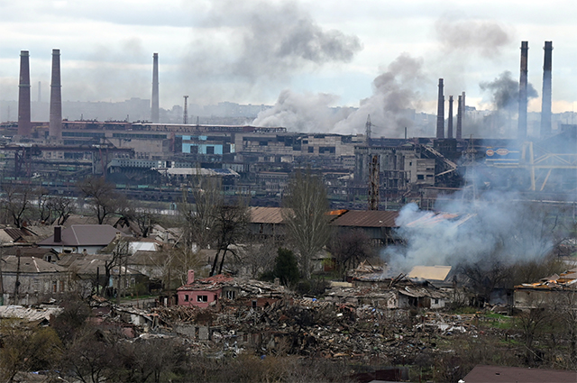 Дым над заводом «Азовсталь» в Мариуполе.