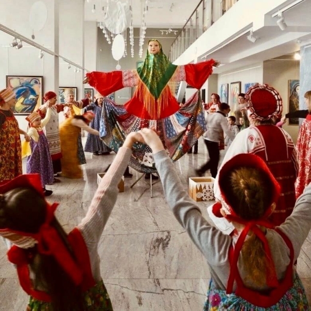При желании гости ВМИИ смогут нарядится в русские народные костюмы.