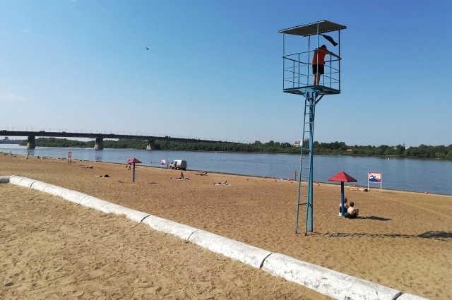 На каждом пляже организуют спасательный пост. Там будут резиновые лодки с бензиновыми моторами, спасательные средства и медицинский инвентарь, громкоговорящая связь. А вот врачей на пляжах не будет — только матросы-спасатели, обученные оказанию первой помощи.
