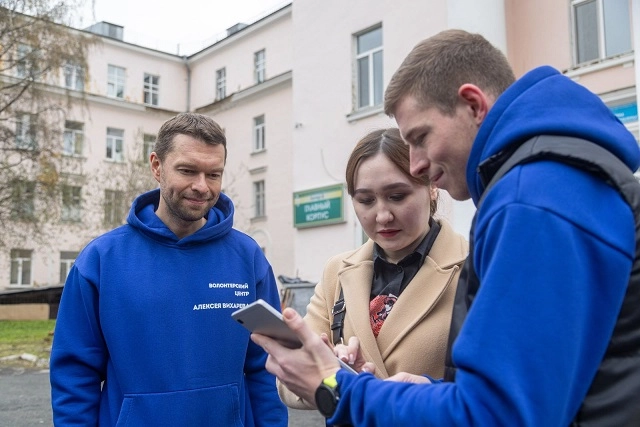 Екатеринбургские волонтёры провели субботник в больничном сквере