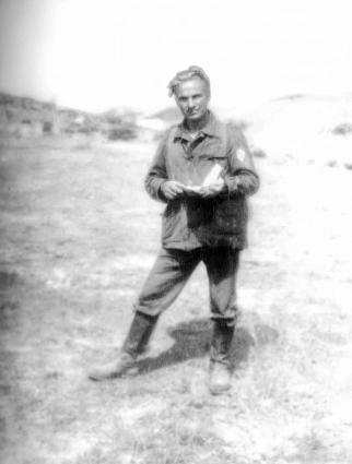 Николай за описанием маршрута во время полевых работ. Кызылкумы, Узбекистан.1970 год