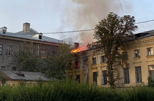 Видно, что огонь полностью захватил всю нежилую часть здания.