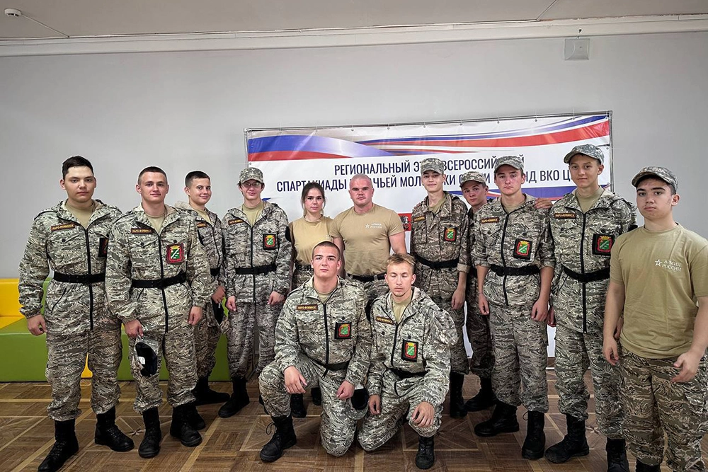 Уроженец подмосковного Наро-Фоминска Денис Анищенко. На фото: Денис Анищенко в центре