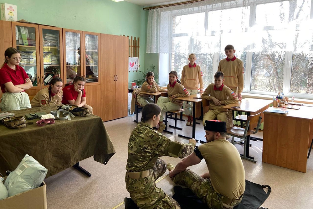 Денис Анищенко тренирует ребят.