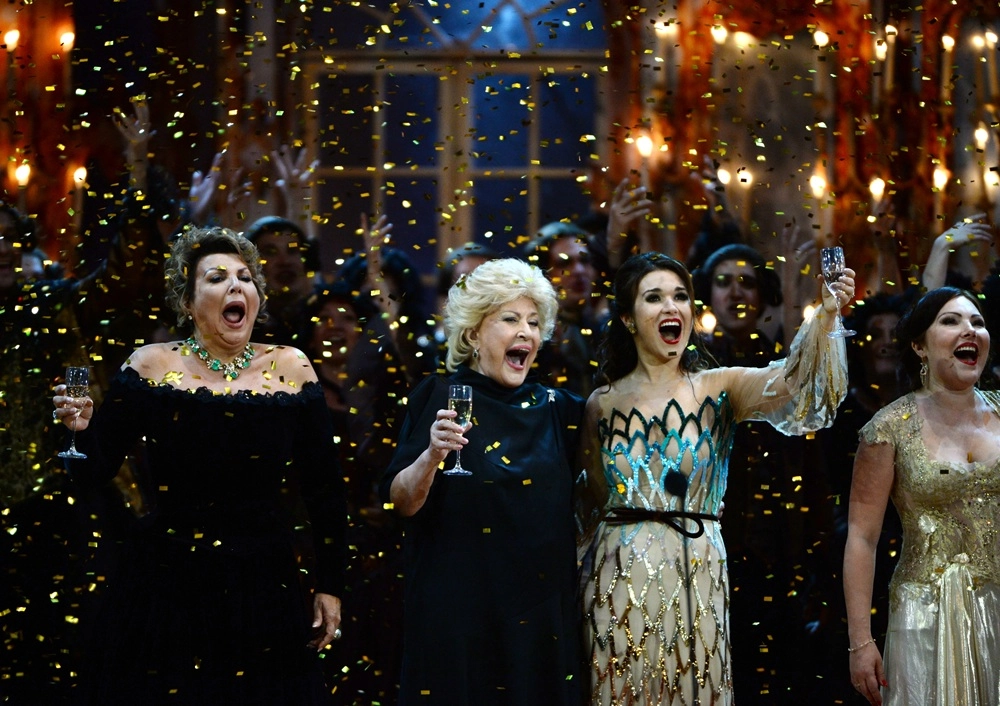 Оперные певицы Мария Гулегина (слева), Ольга Перетятько (вторая справа) и Екатерина Сюрина (справа) выступают на концерте 