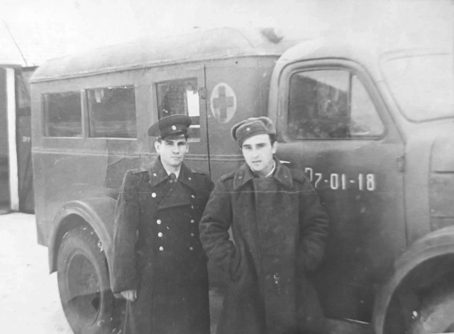 Старший сержант Чурсанов со своим земляком.