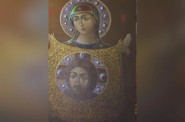 В просторной иконописной мастерской, где пахнет ладаном и красками, кипит другая работа.