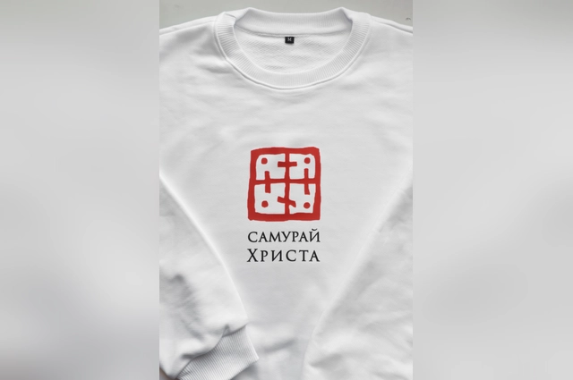 У одежды необычный логотип: православный крест, стилизованный под печать самурайского клана.